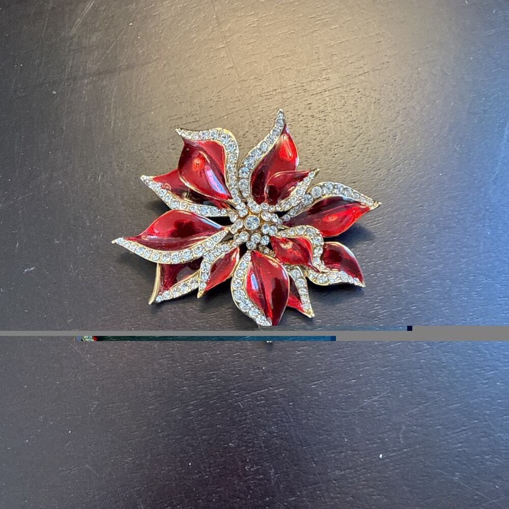 VINTAGE RED POINSETTIA PIN￼